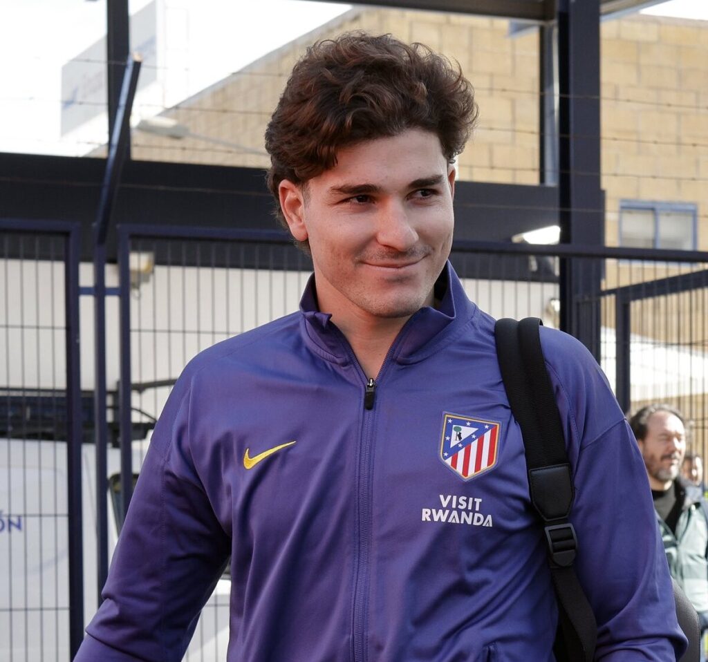 El agente de Julián Álvarez sondea su fichaje por el Barcelona
